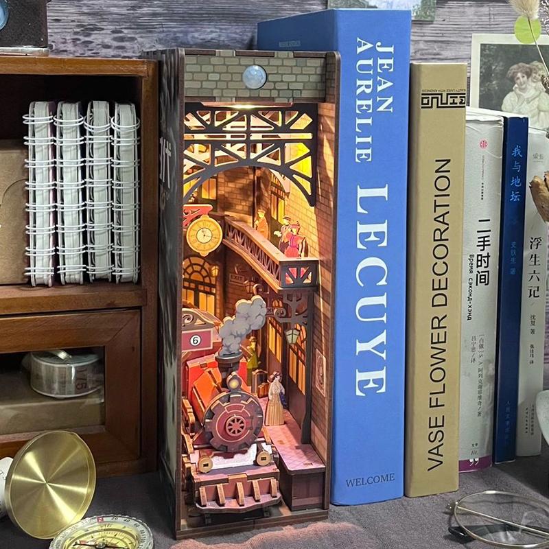DIY Book Nook Вставные полки Наборы Деревянный Миниатюрный Строительный Набор Паровоз Подставка Для Книг Книжная Полка Украшения Дома Поделки Друзья Подарки
DIY Book Nook Вставные полки Наборы Деревянный Миниатюрный Строительный Набор Паровоз Подставка Для Книг Книжная Полка Украшения Дома Поделки Друзья Подарки