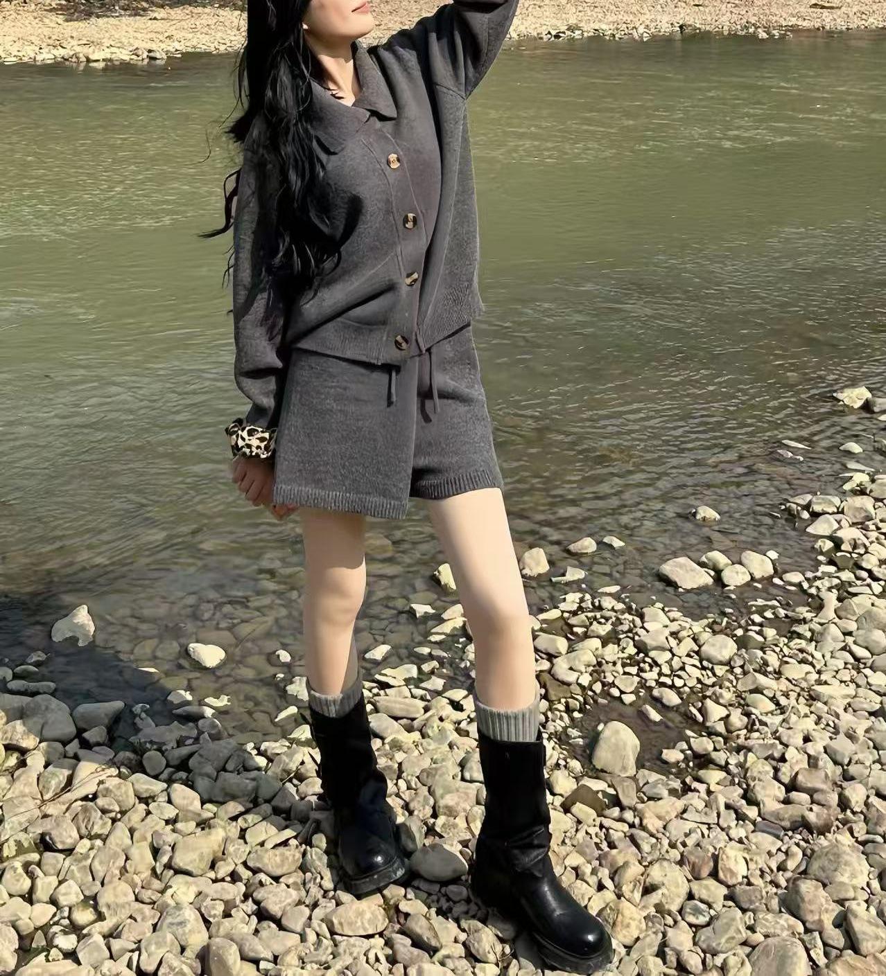 Korean Style Knitwear Set: Slimming Lapel Cardigan & A-Line Shorts One Size серый
Korean Style Knitwear Set: Slimming Lapel Cardigan & A-Line Shorts One Size серый