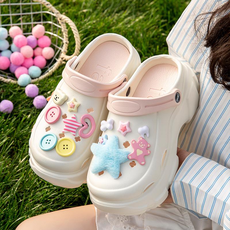 Cartoon Accessories Hole Slippers New 2024 Summer Women s Hole Shoes Fashion 8cm Thick High Heel Soft EVA Casual Garden Sandals
Cartoon Accessories Hole Slippers New 2024 Summer Women s Hole Shoes Fashion 8cm Thick High Heel Soft EVA Casual Garden Sandals
