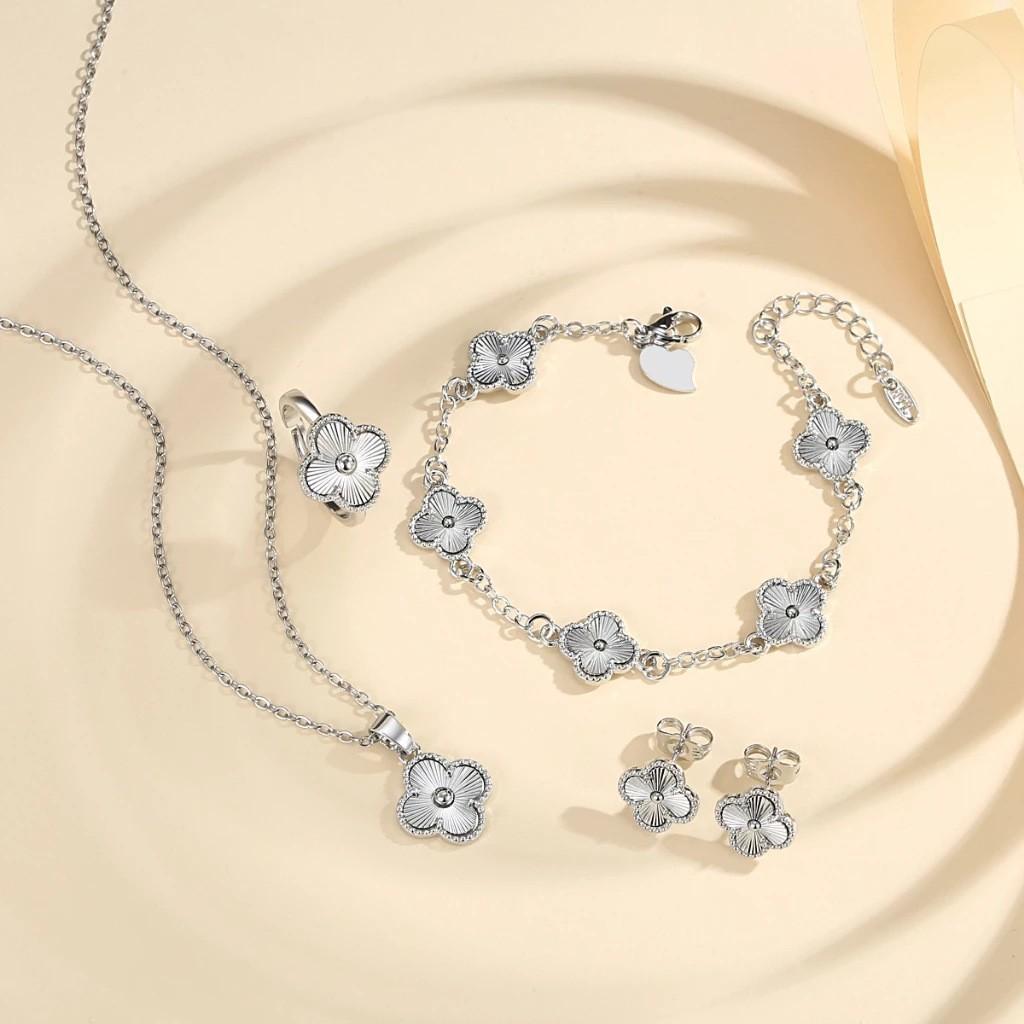 Exquisite Necklace Earrings and Bracelet Set Four-leaf Clover Design Fashionable and Sophisticated Four-piece Set for Women
Exquisite Necklace Earrings and Bracelet Set Four-leaf Clover Design Fashionable and Sophisticated Four-piece Set for Women