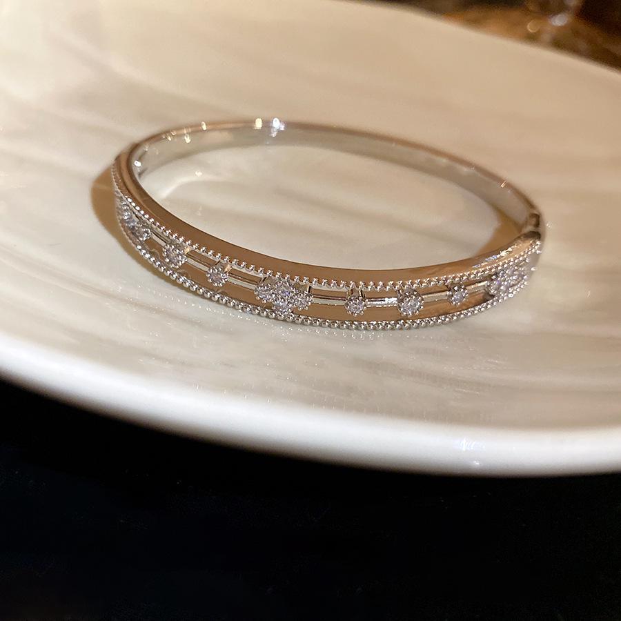 18K Gold Plated Zirconia Flower Cutout Bangle: Luxurious, Fashionable Bracelet
18K Gold Plated Zirconia Flower Cutout Bangle: Luxurious, Fashionable Bracelet