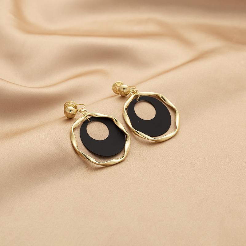 Metal Circle Pendant Women s Fashionable Mosquitoear Clip Without Ear Holes
Metal Circle Pendant Women s Fashionable Mosquitoear Clip Without Ear Holes