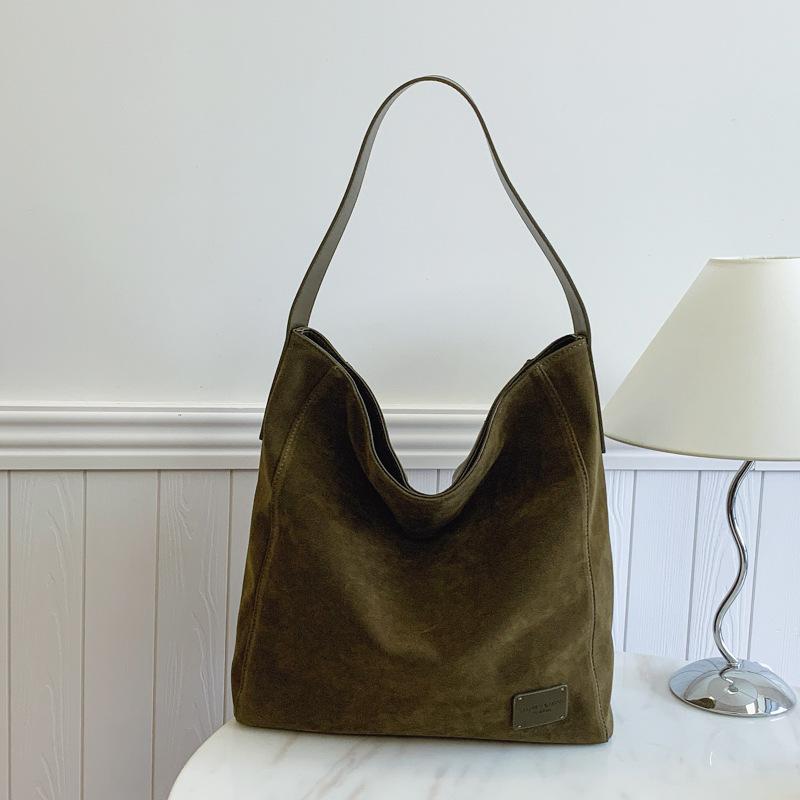 Large capacity tote bag women s new autumn and winter matte commuter bag retro versatile shoulder bag зелёный
Large capacity tote bag women s new autumn and winter matte commuter bag retro versatile shoulder bag зелёный