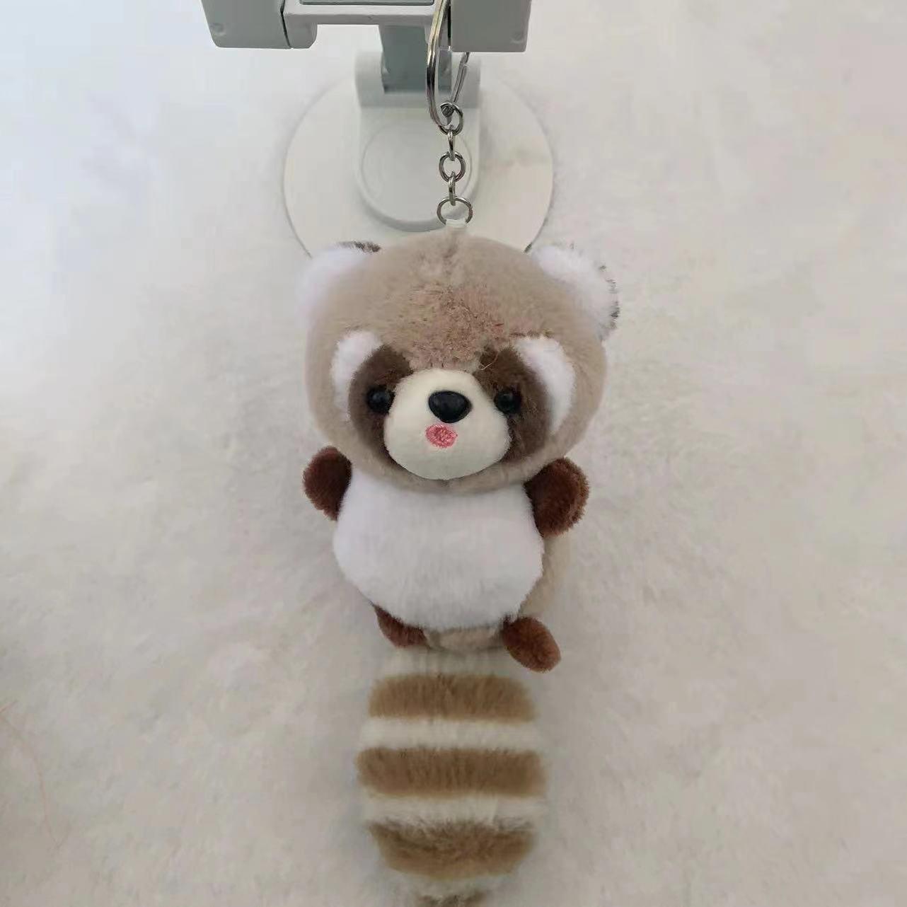 Милый плюшевый брелок-шарм с енотом с длинным хвостом
Милый плюшевый брелок-шарм с енотом с длинным хвостом