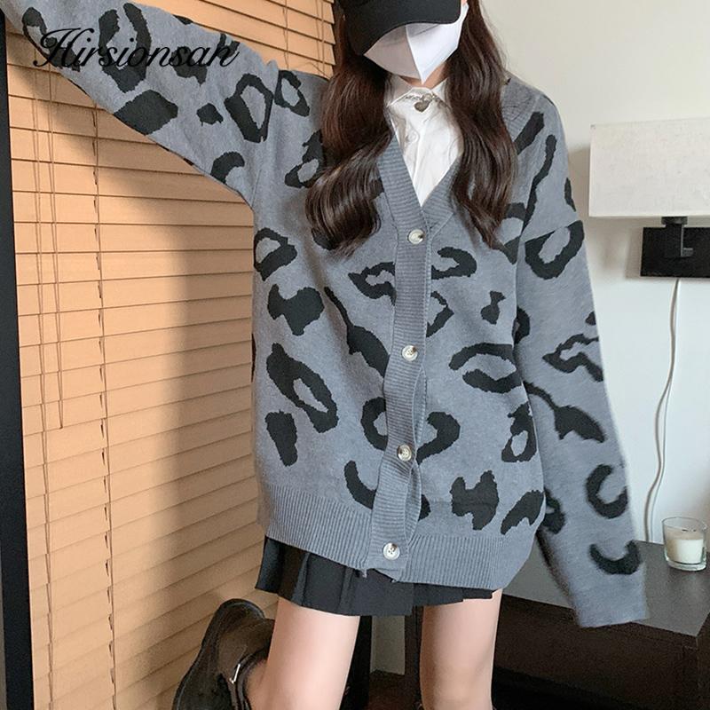 Hirsionsan Повседневный однобортный вязаный кардиган женский свободный модный свитер с леопардовым принтом женский простой длинный рукав с v-образным вырезом ленивые топы
Hirsionsan Повседневный однобортный вязаный кардиган женский свободный модный свитер с леопардовым принтом женский простой длинный рукав с v-образным вырезом ленивые топы