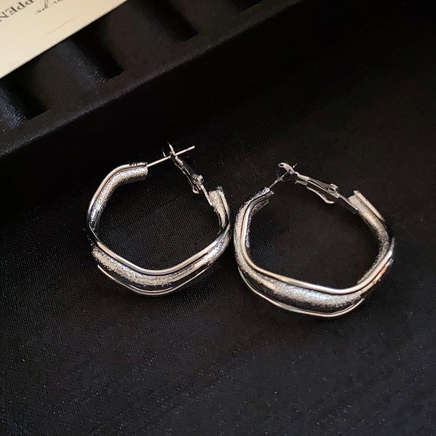 Silver Needle Irregular Wave Round Earrings Light Luxury High-end Earrings European and American Retro Fashion Temperament Earrings
Silver Needle Irregular Wave Round Earrings Light Luxury High-end Earrings European and American Retro Fashion Temperament Earrings