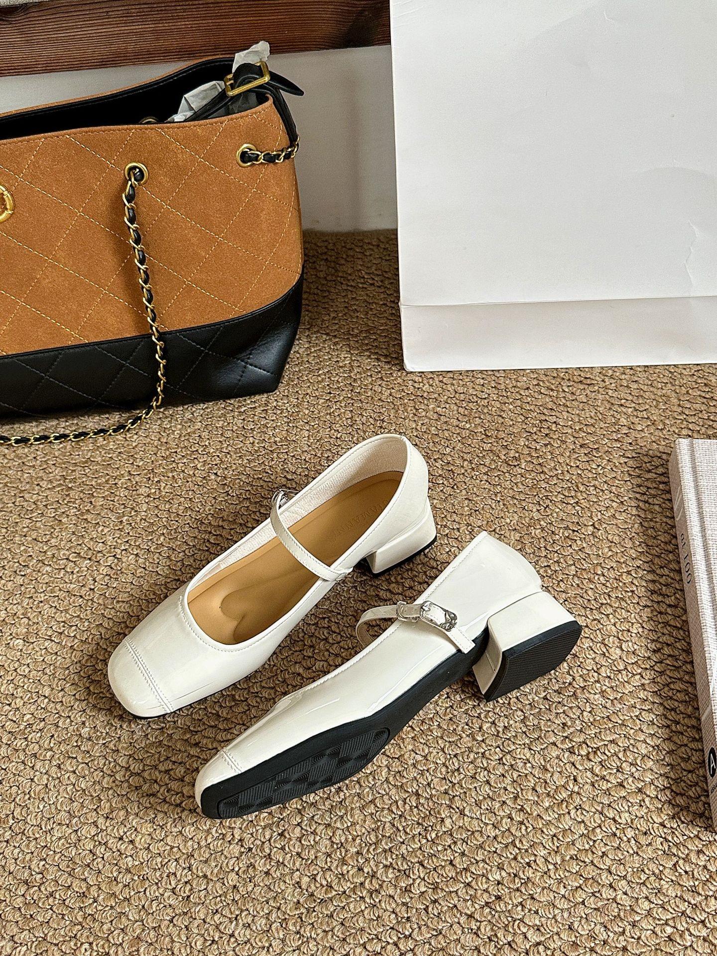 Patent leather square head thick heel single shoes women s 2025 autumn new European and American soft patent leather Mary Jane shoes 40 бежевый
Patent leather square head thick heel single shoes women s 2025 autumn new European and American soft patent leather Mary Jane shoes 40 бежевый