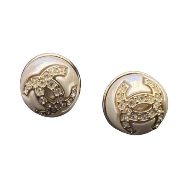 CHANEL Classic Double C Pearl Rhinestone Metal Stud Earrings Women s White білий
CHANEL Classic Double C Pearl Rhinestone Metal Stud Earrings Women s White білий