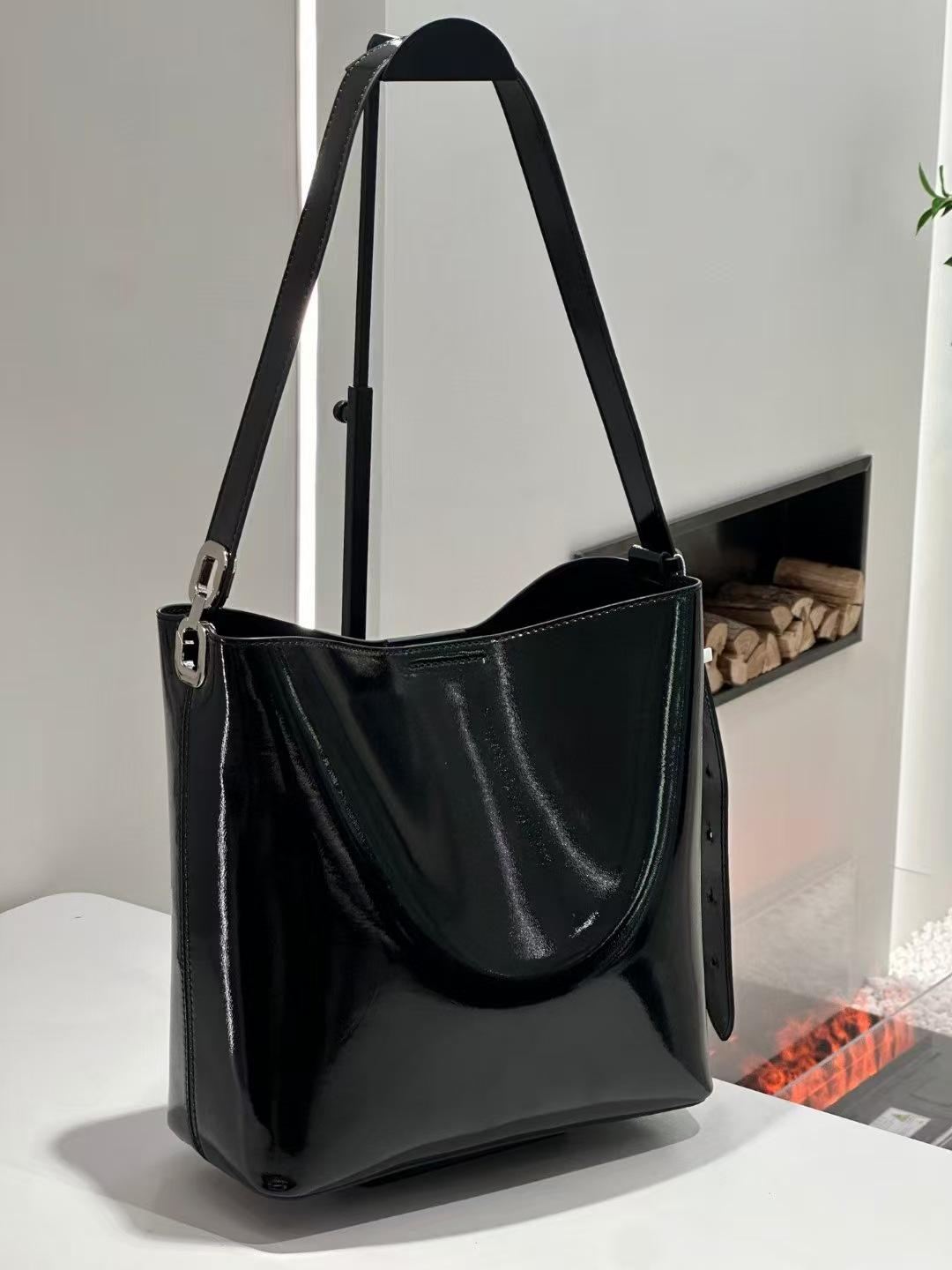 Crystal Vegetable-Tanned Leather Bucket Bag - Women s Genuine Leather Crossbody and Underarm Bag 26x12x26 CM
Crystal Vegetable-Tanned Leather Bucket Bag - Women s Genuine Leather Crossbody and Underarm Bag 26x12x26 CM
