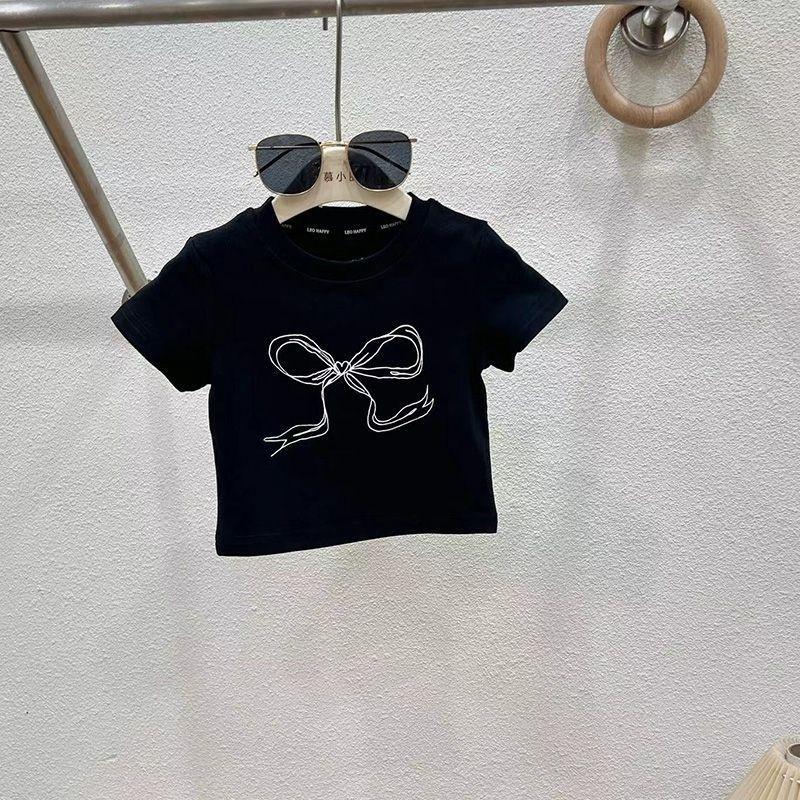 Модний літній комплект одягу для дівчат 2024: мила футболка та стильні джинсові штани Black Bow,110
Модний літній комплект одягу для дівчат 2024: мила футболка та стильні джинсові штани Black Bow,110