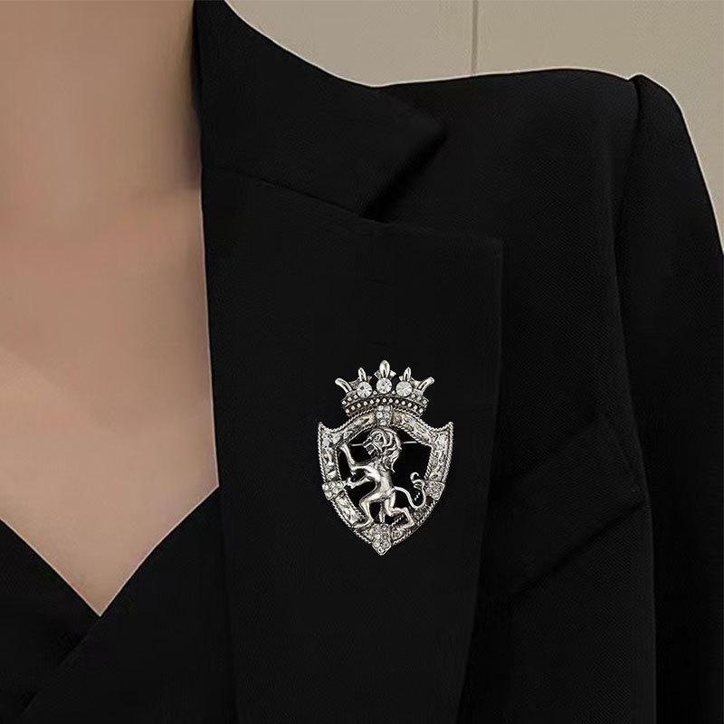 Модний значок для чоловіків, брошка, темно-синій, стрази, штурвал, аксесуари до костюма, вінтажна брошка, намисто
Модний значок для чоловіків, брошка, темно-синій, стрази, штурвал, аксесуари до костюма, вінтажна брошка, намисто