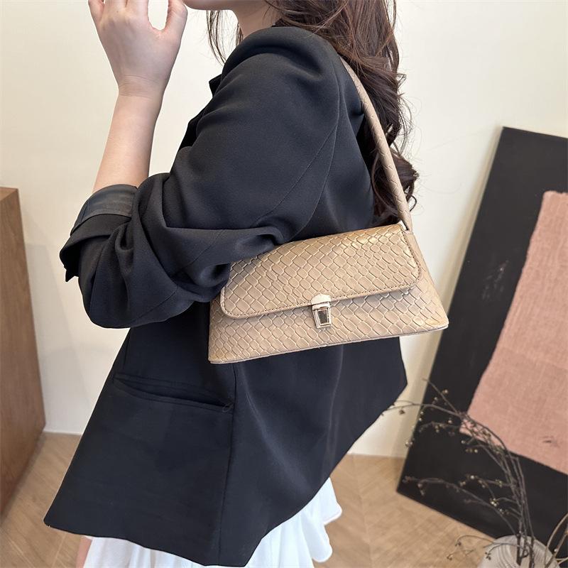 Retro, woven pattern, new simple large-capacity lock, fashionable casual crossbody shoulder small square bag. чёрный
Retro, woven pattern, new simple large-capacity lock, fashionable casual crossbody shoulder small square bag. чёрный