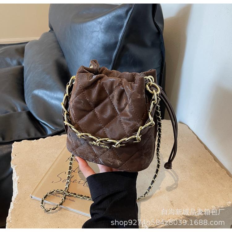 Vintage velvet embroidered bucket bag fashion chain crossbody small bag bag women s 2025 new popular commuter shoulder bag темно-коричневого
Vintage velvet embroidered bucket bag fashion chain crossbody small bag bag women s 2025 new popular commuter shoulder bag темно-коричневого