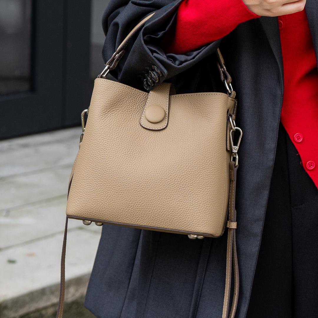 Women s Genuine Leather Bucket Bag - High-End Cowhide Crossbody & Shoulder Bag for Autumn 2025 19-18-11 cm (Top Layer Cowhide)
Women s Genuine Leather Bucket Bag - High-End Cowhide Crossbody & Shoulder Bag for Autumn 2025 19-18-11 cm (Top Layer Cowhide)