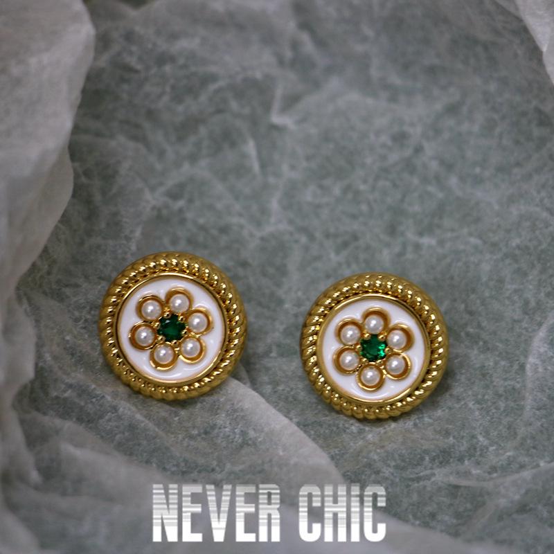 Gold-Plated Brass and White Enamel French Retro Court Stud Earrings with 925 Silver Post.
Gold-Plated Brass and White Enamel French Retro Court Stud Earrings with 925 Silver Post.