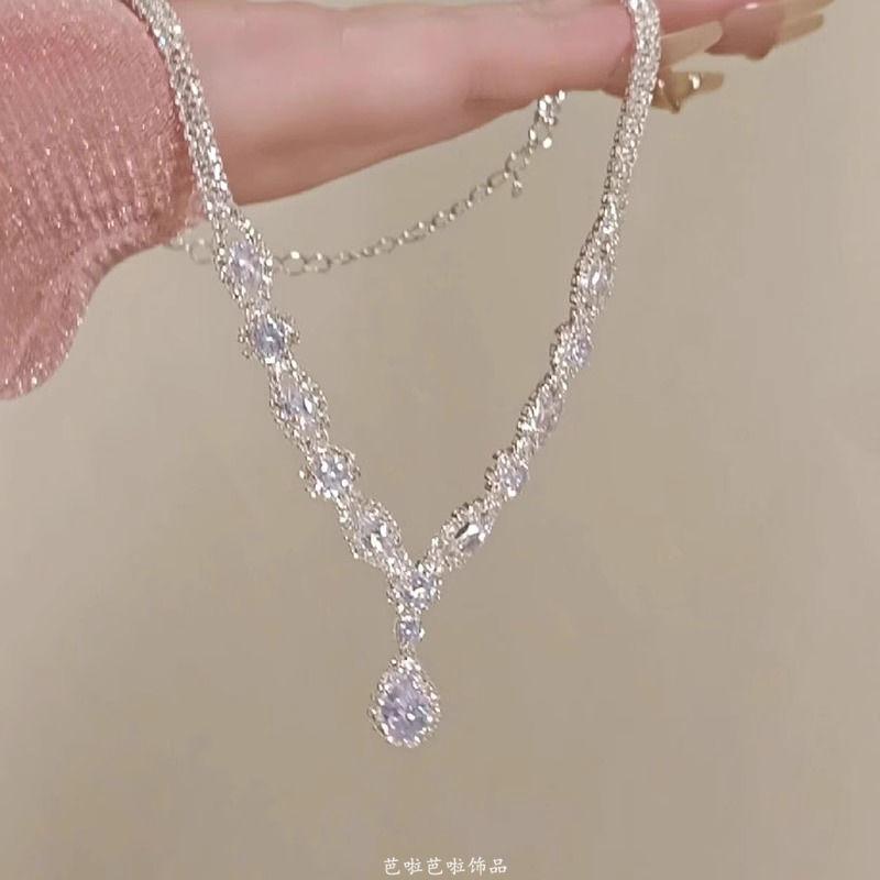 Biu Boom Full Of Diamonds, Flash Water Droplets, Fringed Necklace, Light Luxury Design Choker Collarbone Chain, Neck Chain.
Biu Boom Full Of Diamonds, Flash Water Droplets, Fringed Necklace, Light Luxury Design Choker Collarbone Chain, Neck Chain.