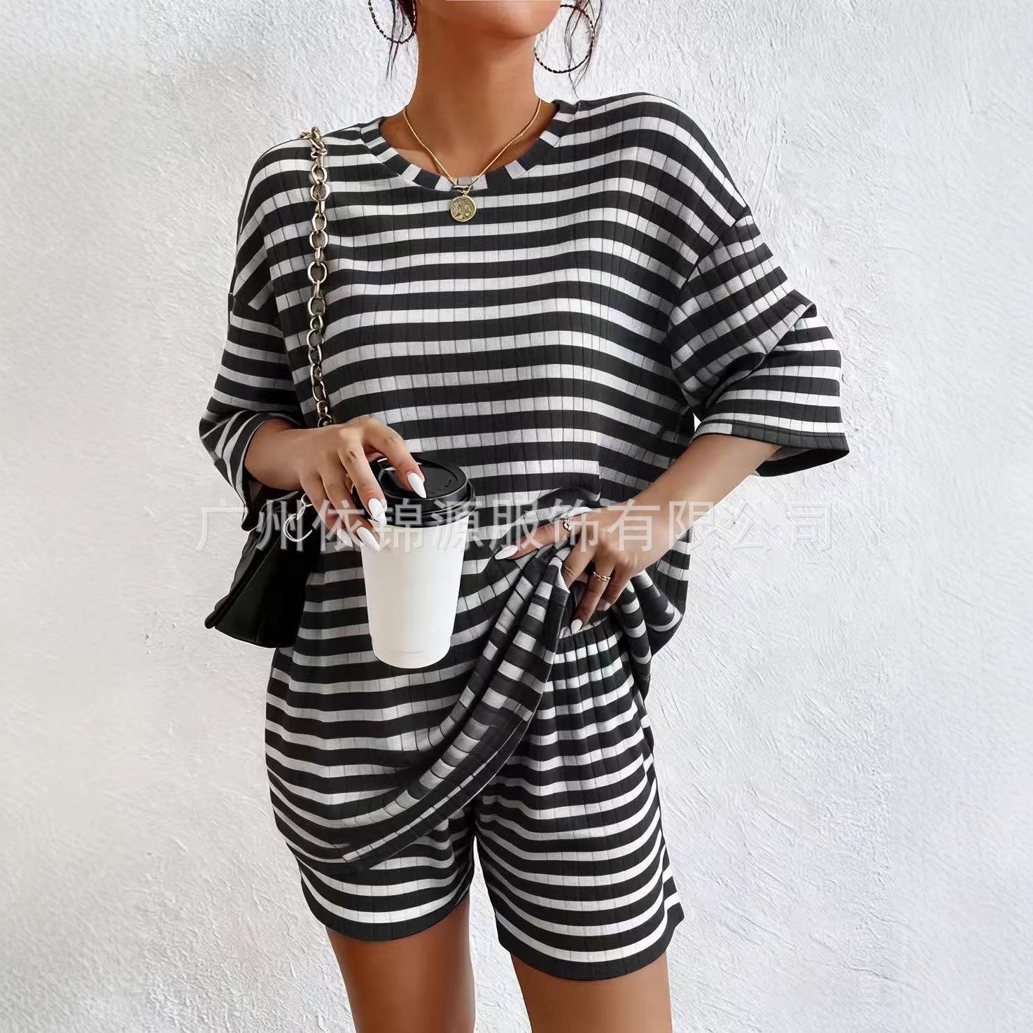 Womens Pink and White Striped Short Sleeve Top and Shorts Lounge Set XXL чорний
Womens Pink and White Striped Short Sleeve Top and Shorts Lounge Set XXL чорний