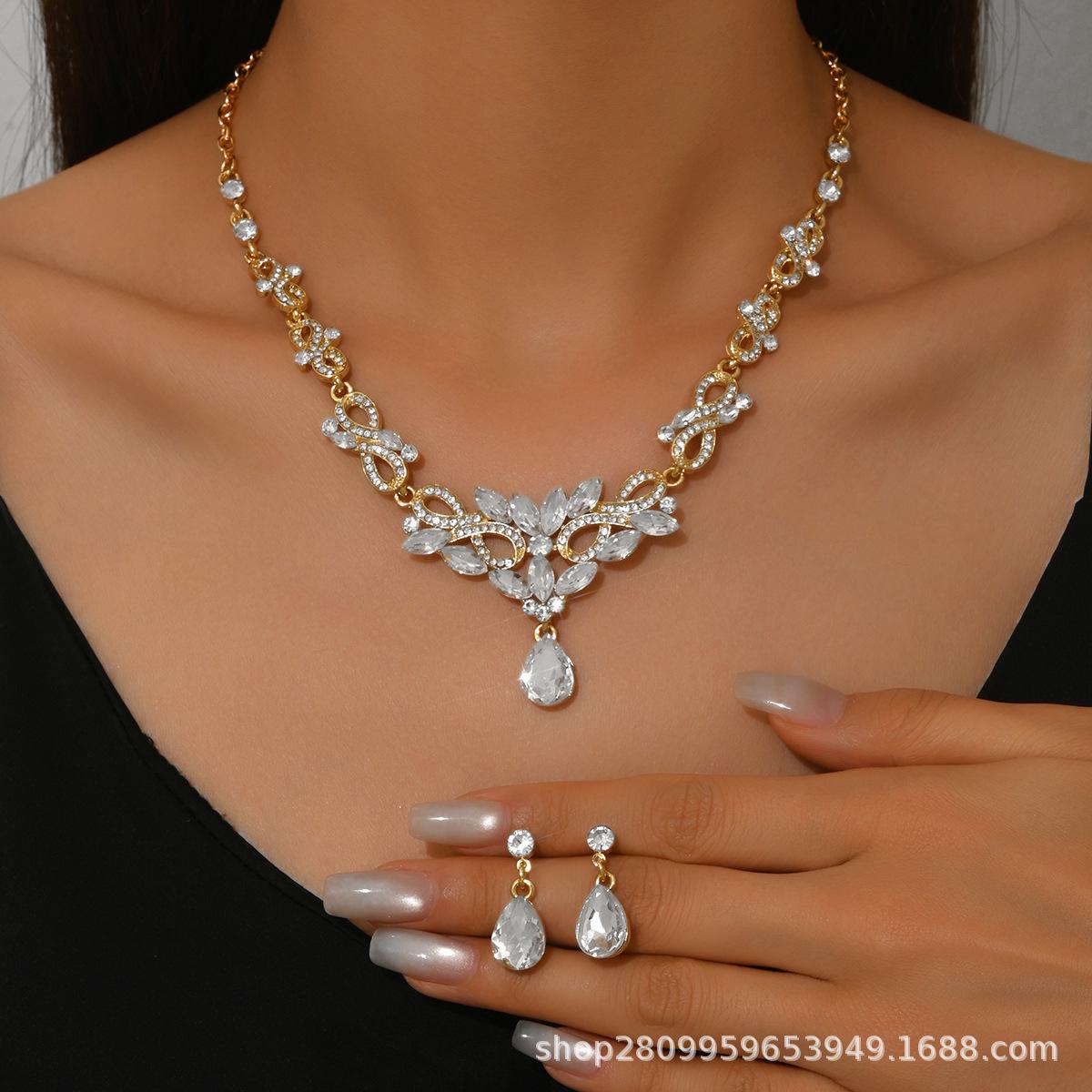 High-end crystal diamond-encrusted wedding dress accessories set jewelry sparkling necklace earrings
High-end crystal diamond-encrusted wedding dress accessories set jewelry sparkling necklace earrings