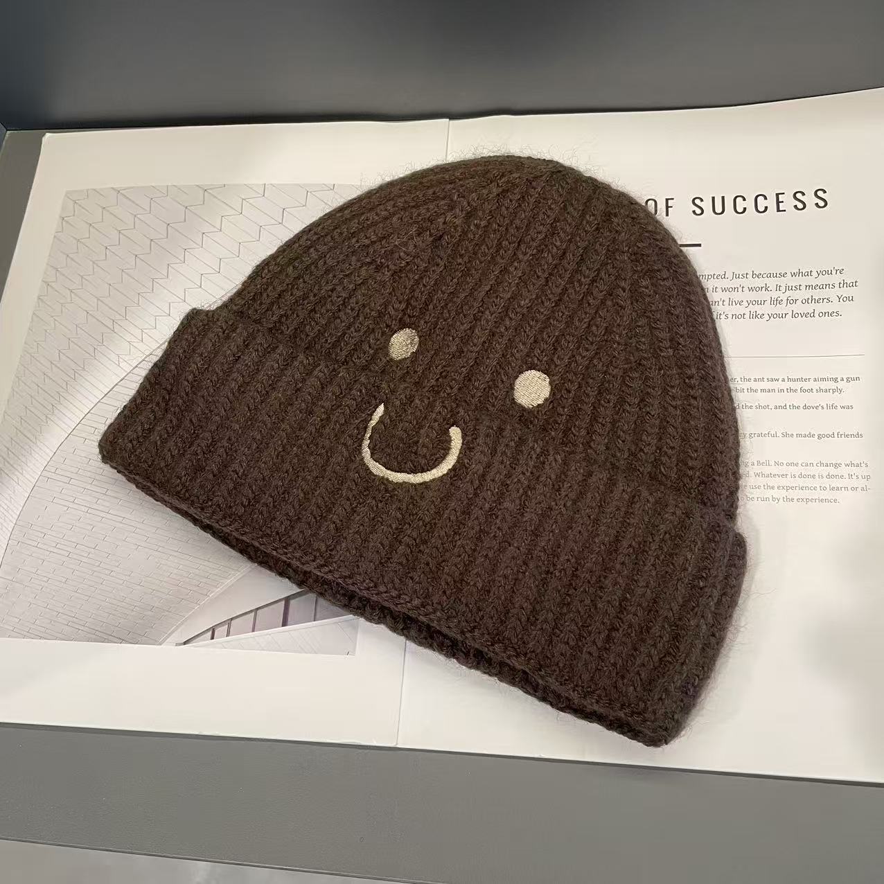 Детская шерстяная шапка в нишевом стиле Осень-зима Вышивка смайлика Мальчики и девочки Универсальная теплая и холодная шапка Шапка-пуловер Вязаная шапка Модная M(56-58cm)
Детская шерстяная шапка в нишевом стиле Осень-зима Вышивка смайлика Мальчики и девочки Универсальная теплая и холодная шапка Шапка-пуловер Вязаная шапка Модная M(56-58cm)
