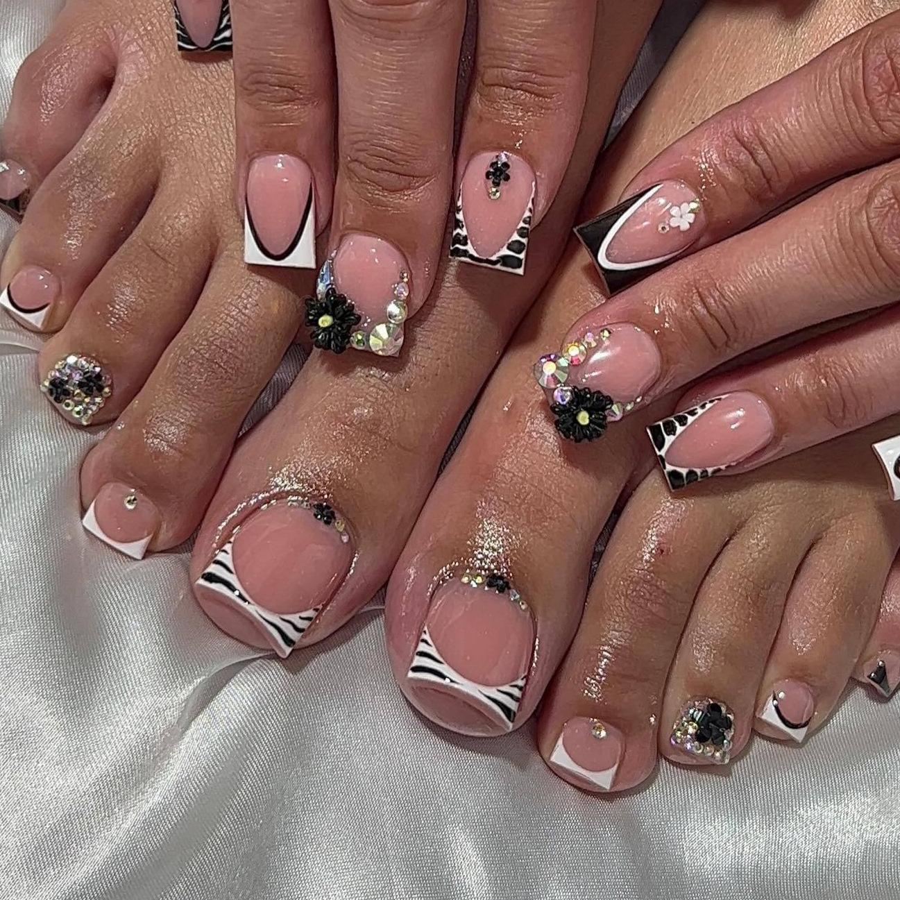 Wearable Removable Toenails - Black & White Stripe Plaid Design with Full Diamond Manicure
Wearable Removable Toenails - Black & White Stripe Plaid Design with Full Diamond Manicure