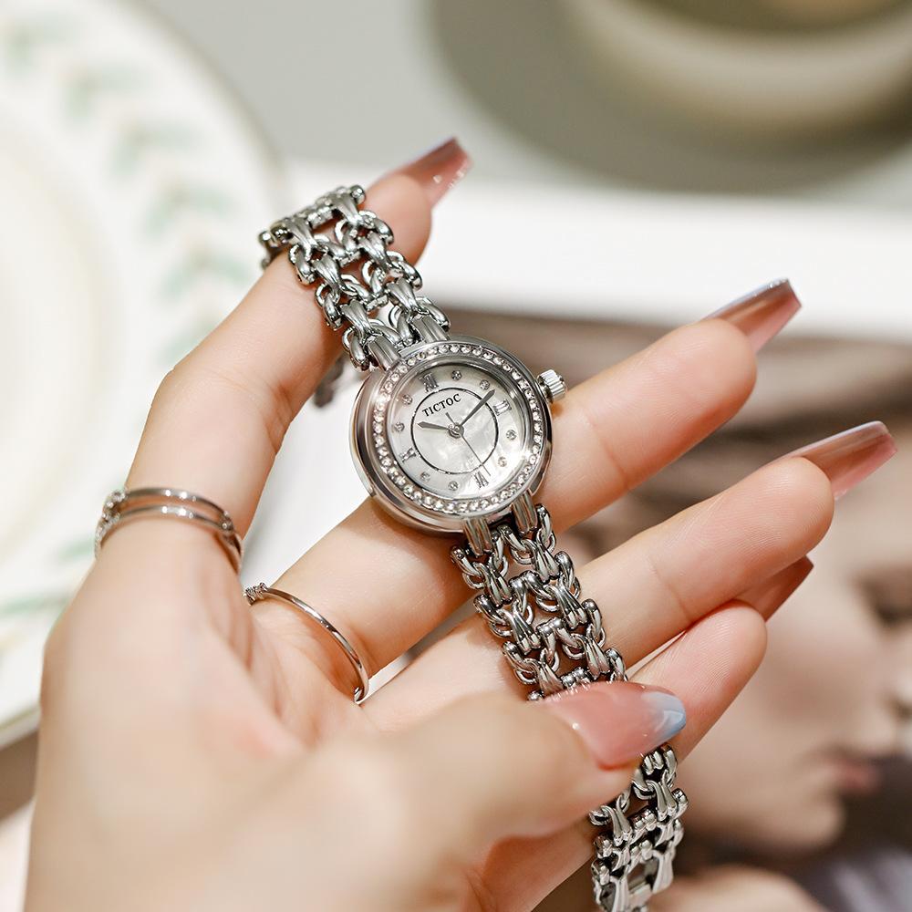 Новые женские часы женские красочные градиентные поверхности корпуса маленькие круглые часы дизайн темперамент легкие роскошные нишевые женские часы
Новые женские часы женские красочные градиентные поверхности корпуса маленькие круглые часы дизайн темперамент легкие роскошные нишевые женские часы