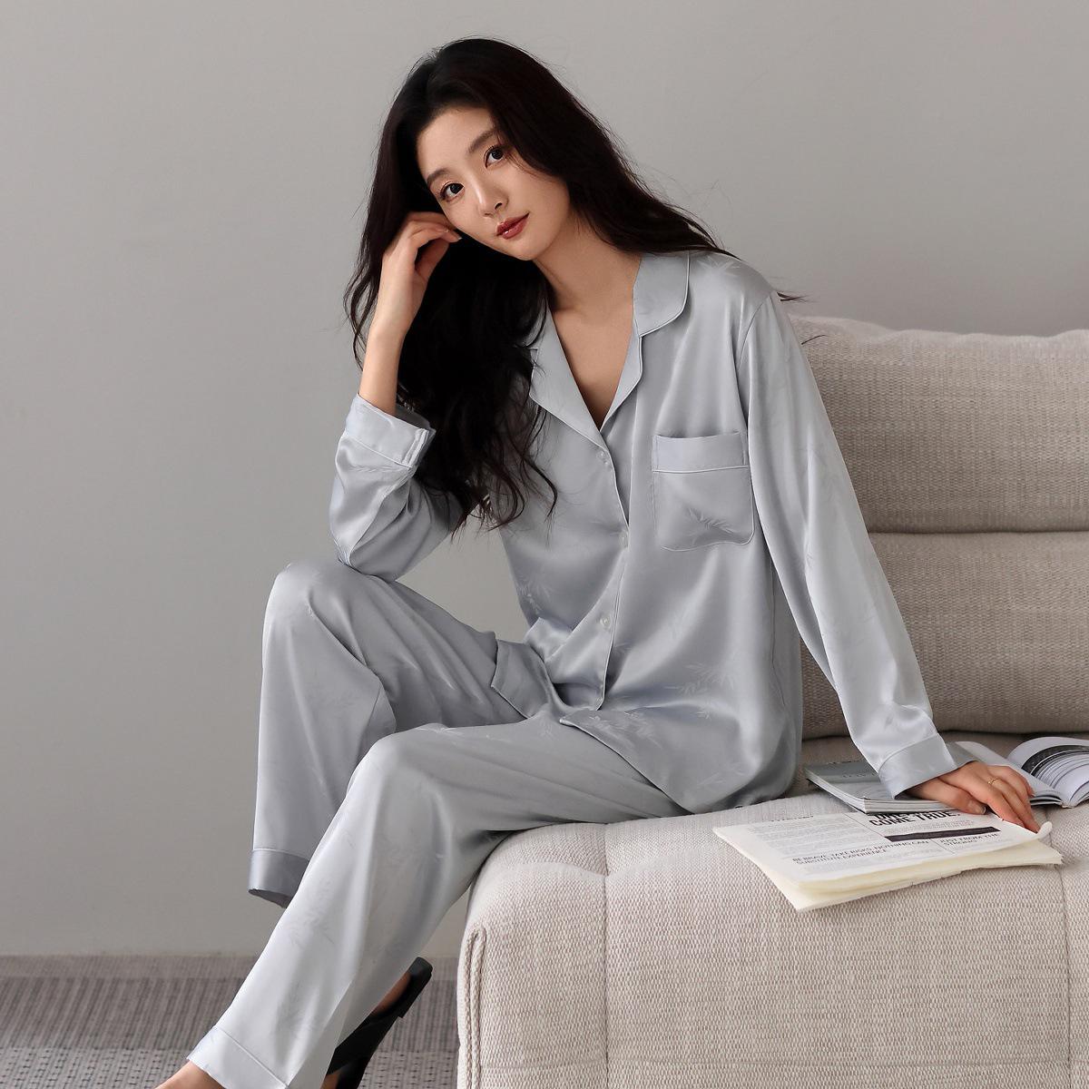 Women s Ice Silk Pajama Set: Spring & Autumn Long Sleeve, Light Luxury Style, Suitable for Indoor & Outdoor Wear. M
Women s Ice Silk Pajama Set: Spring & Autumn Long Sleeve, Light Luxury Style, Suitable for Indoor & Outdoor Wear. M