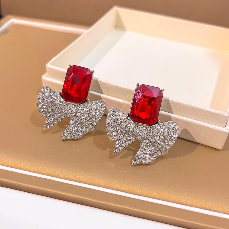 Срібні сережки-бантики з діамантами та цирконами: Елегантна, мерехтлива розкіш для жінок
Срібні сережки-бантики з діамантами та цирконами: Елегантна, мерехтлива розкіш для жінок