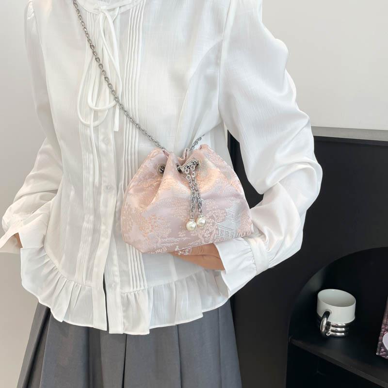 Fashion chain shoulder bag new bucket bag simple strap sweet embroidered oblique span bag чорний
Fashion chain shoulder bag new bucket bag simple strap sweet embroidered oblique span bag чорний