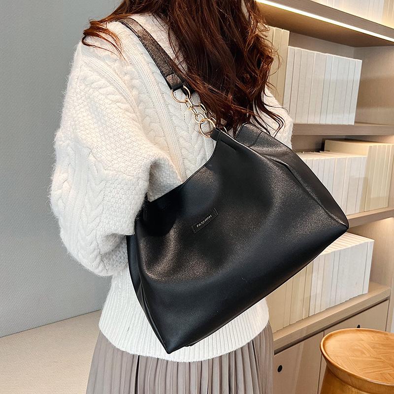Fashion casual shoulder bag women s 2025 early autumn fashion tote bag simple large-capacity handbag коричневий
Fashion casual shoulder bag women s 2025 early autumn fashion tote bag simple large-capacity handbag коричневий