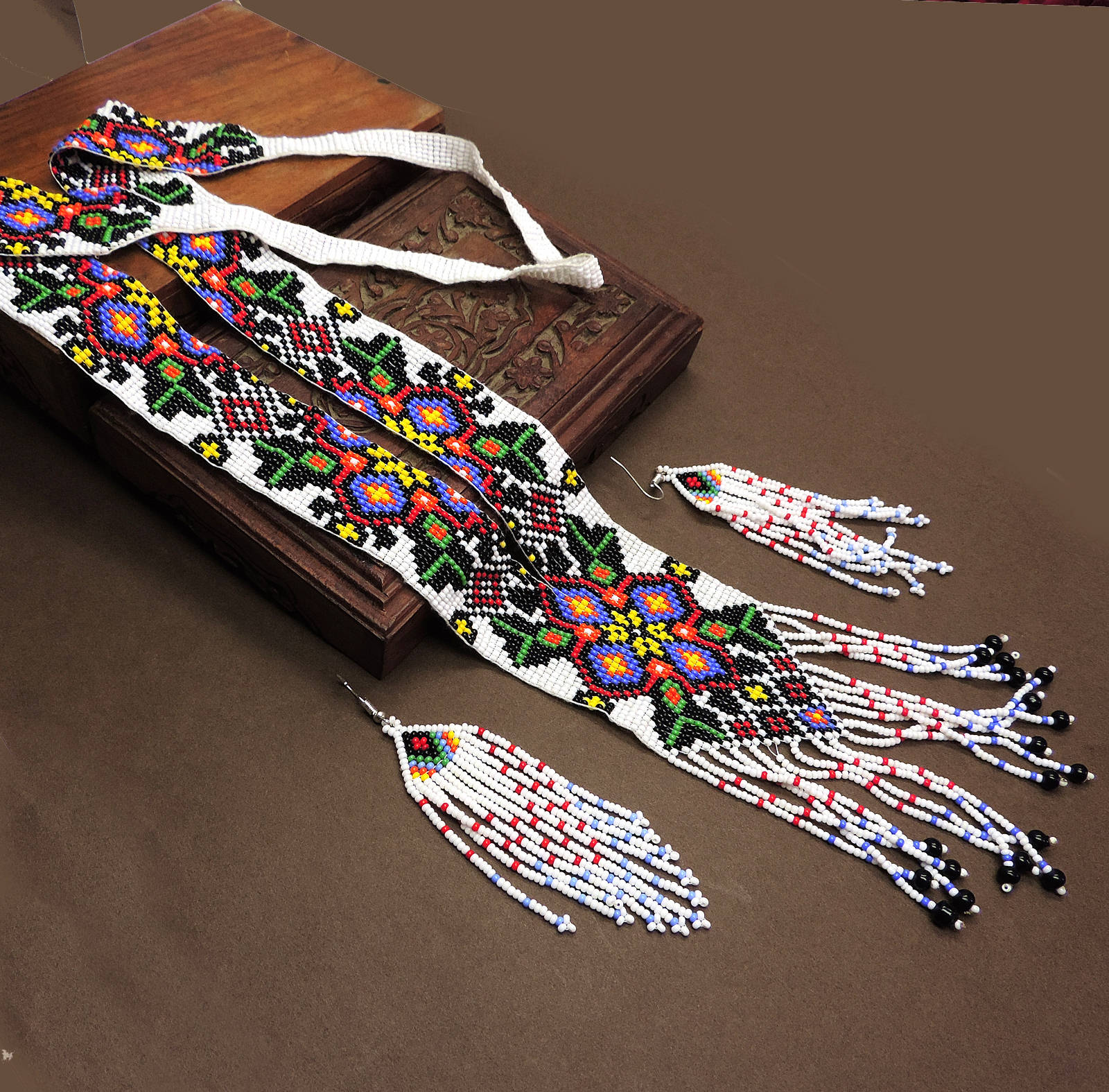 Традиционное длинное колье с серьгами для женщин из бисера в национальном стиле
Традиционное длинное колье с серьгами для женщин из бисера в национальном стиле