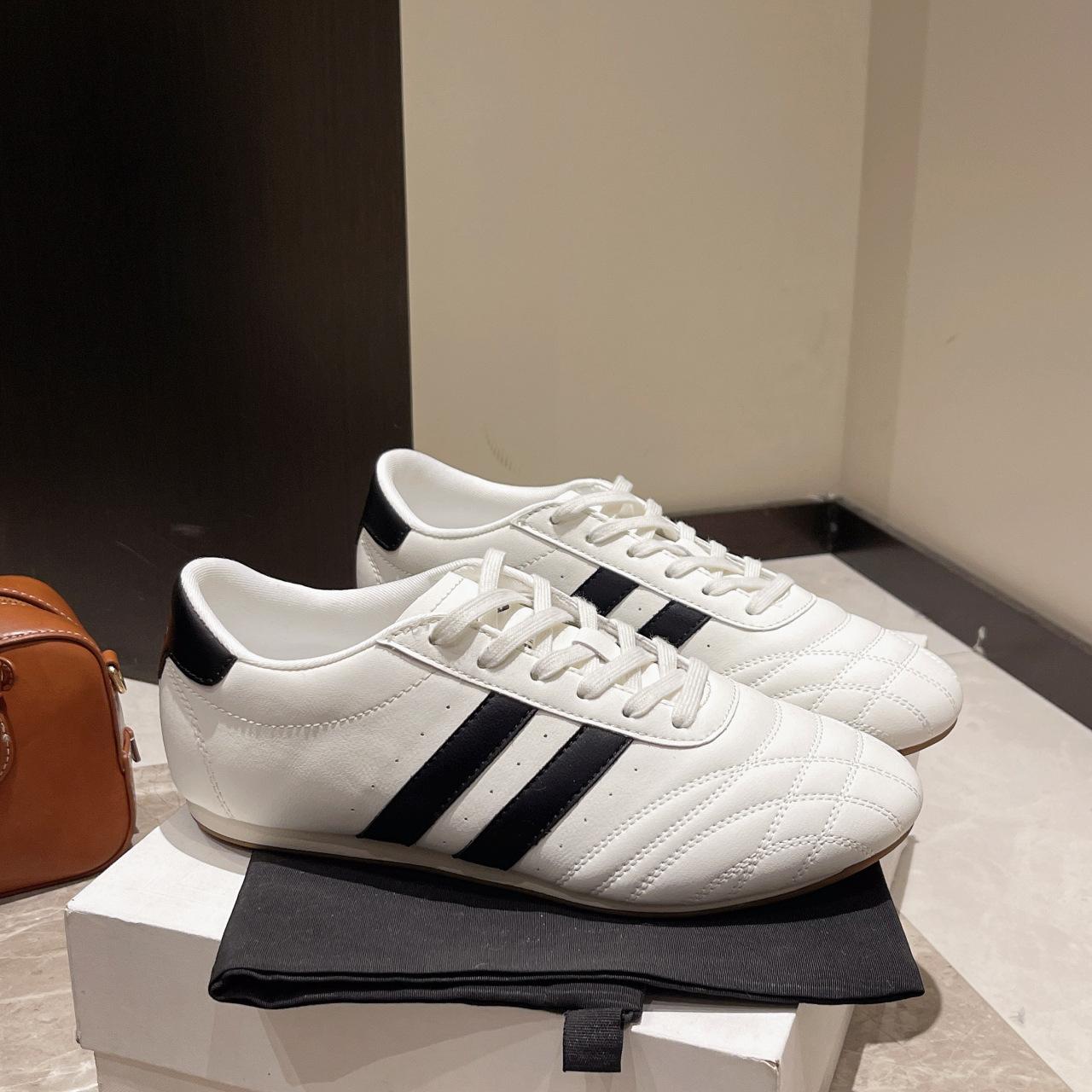 2026 New Classic Retro Casual Low Top Running Shoes Anti-slip and wear-resistant Plus Size Women s black white colorway Sneakers 42 білий
2026 New Classic Retro Casual Low Top Running Shoes Anti-slip and wear-resistant Plus Size Women s black white colorway Sneakers 42 білий