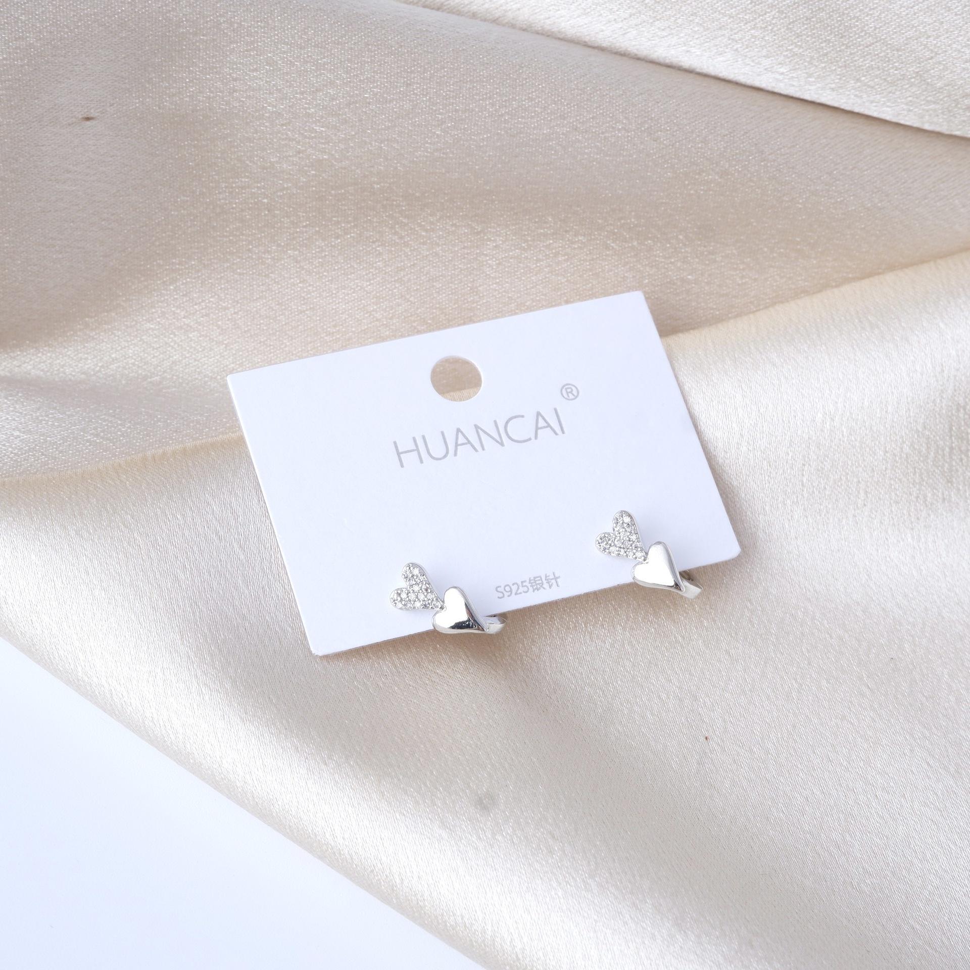 Набор серебряных серег-пусет с цирконом в форме сердца S925 - Простая и элегантная женская мода серебряный
Набор серебряных серег-пусет с цирконом в форме сердца S925 - Простая и элегантная женская мода серебряный