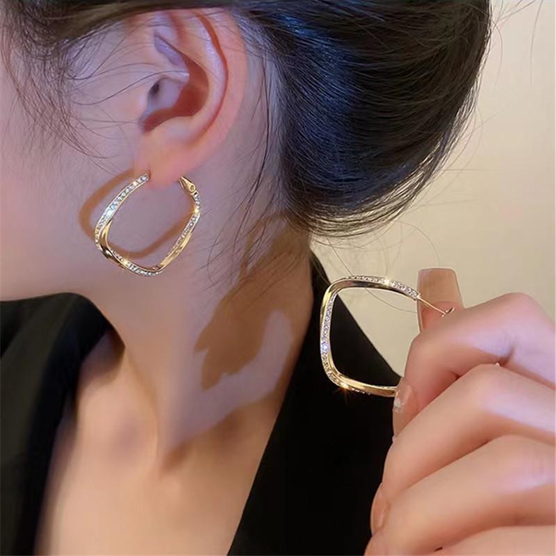 2023 New Fashion Trend Unique Design Elegant Exquisite Light Luxury Pearl Earring Women Zircon Wedding Party Gift Wholesale
2023 New Fashion Trend Unique Design Elegant Exquisite Light Luxury Pearl Earring Women Zircon Wedding Party Gift Wholesale