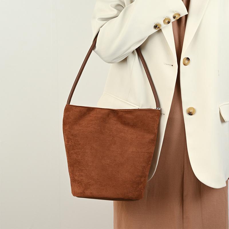 2025 Korean version of trendy foreign style soft portable bucket bag simple daily large-capacity bag texture shoulder bag women
2025 Korean version of trendy foreign style soft portable bucket bag simple daily large-capacity bag texture shoulder bag women