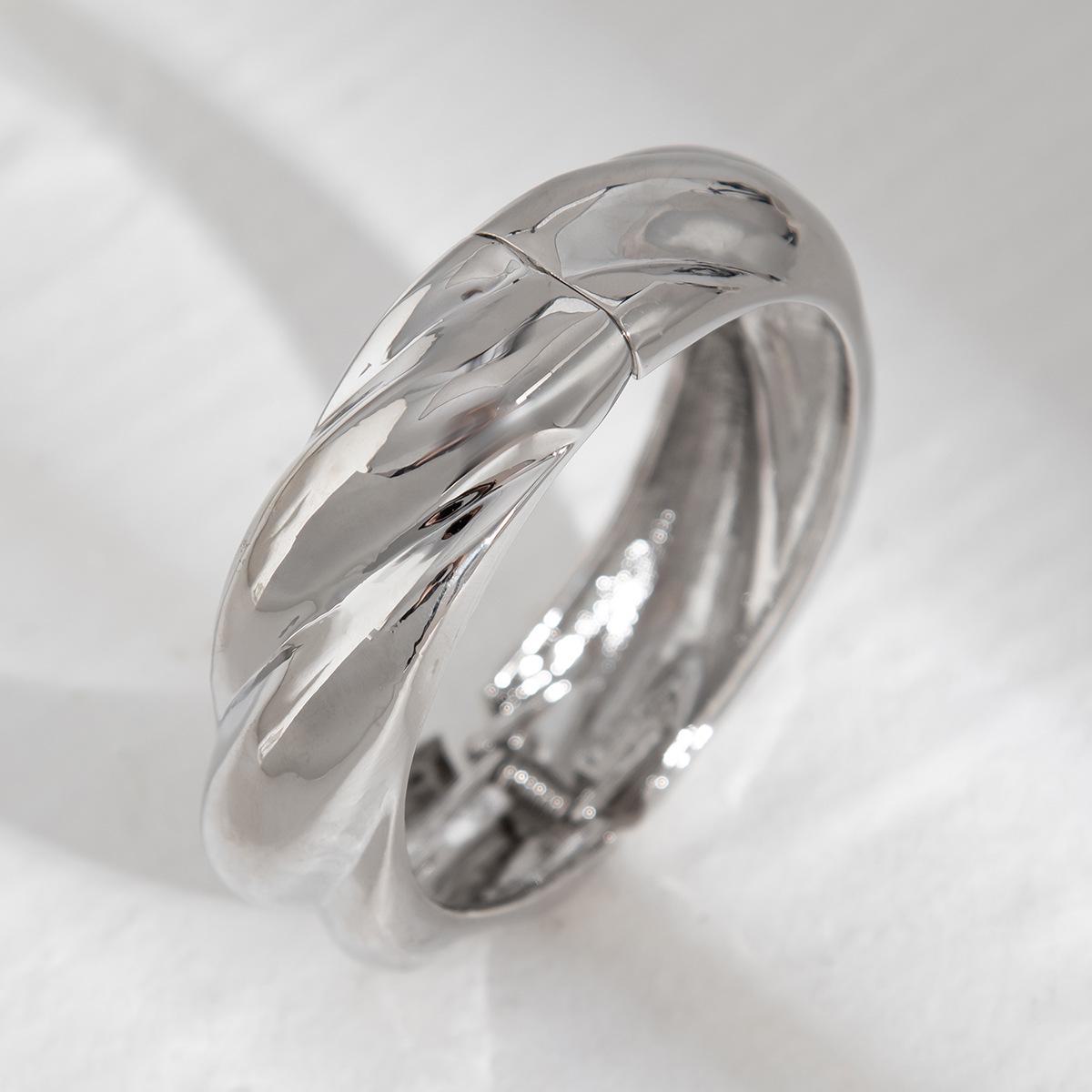 Набор браслетов из сплава в европейском и американском стиле с геометрическим узором, плавным круглым изгибом и пружинным дизайном
Набор браслетов из сплава в европейском и американском стиле с геометрическим узором, плавным круглым изгибом и пружинным дизайном