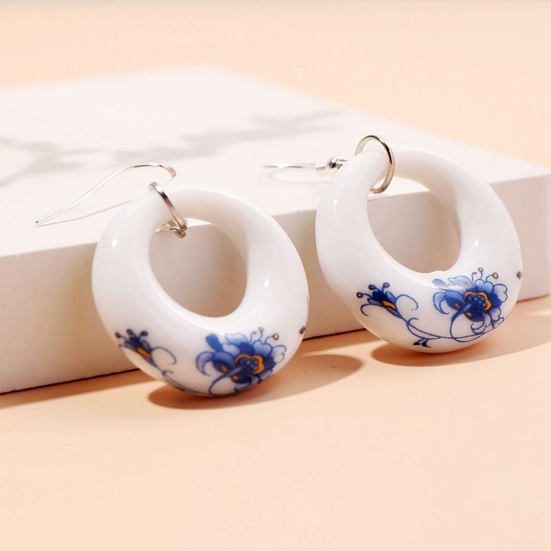 Chinese Charm Hollowed-out Water Drop Shape Ceramic Butterfly Blue White Porcelain Dangle Earrings for Women Ethnic Jewelry Gift
Chinese Charm Hollowed-out Water Drop Shape Ceramic Butterfly Blue White Porcelain Dangle Earrings for Women Ethnic Jewelry Gift