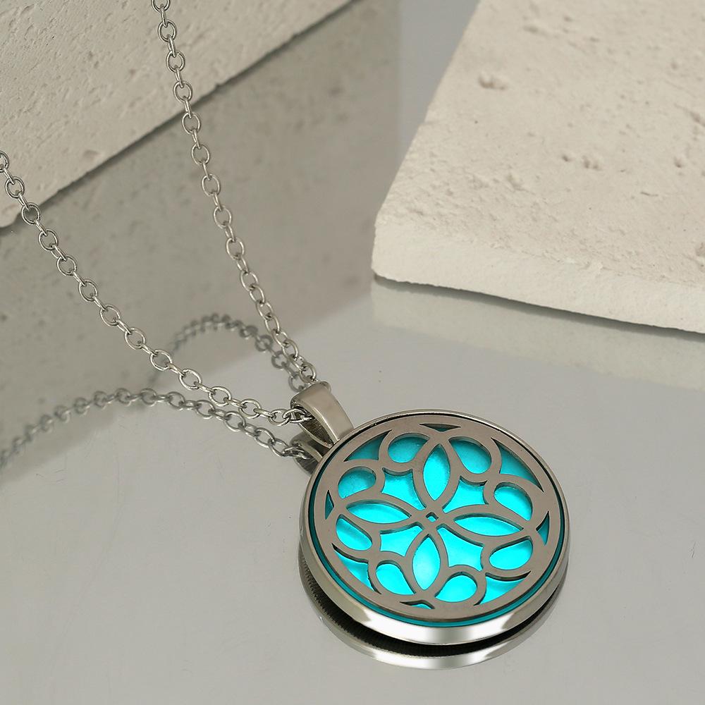 European and American Cross-Border Luminous Flower Pendant Necklace - Simple, Creative Style
European and American Cross-Border Luminous Flower Pendant Necklace - Simple, Creative Style