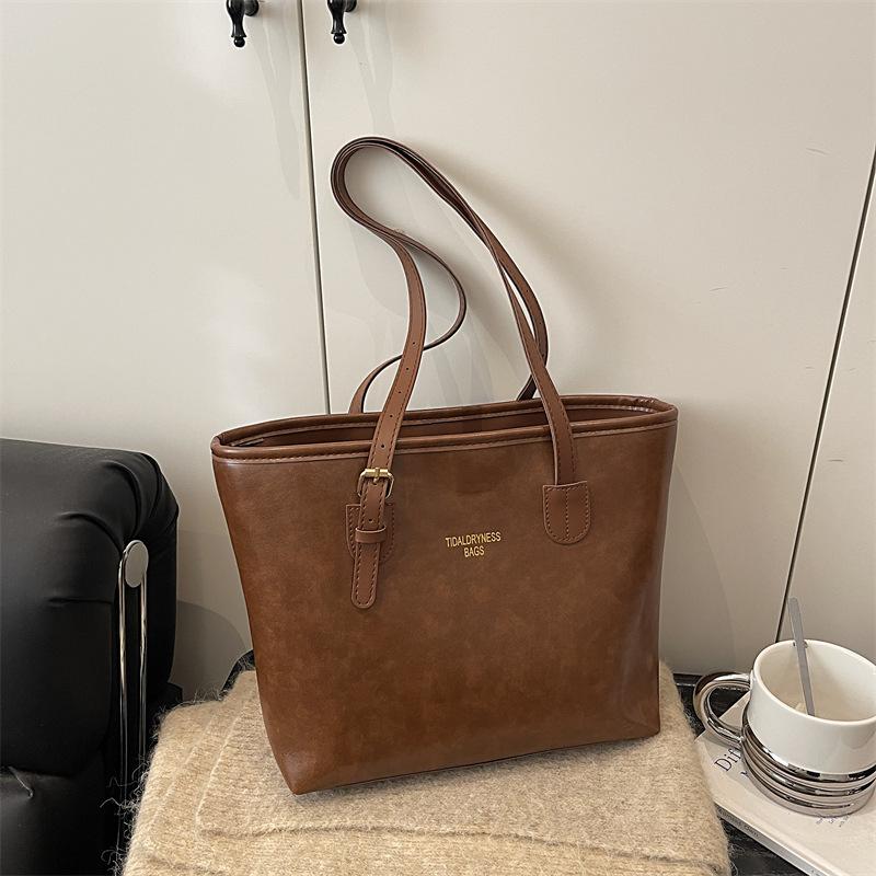 Retro texture large capacity underarm tote bag women s bag new fashion contrasting color single back commuter bag
Retro texture large capacity underarm tote bag women s bag new fashion contrasting color single back commuter bag