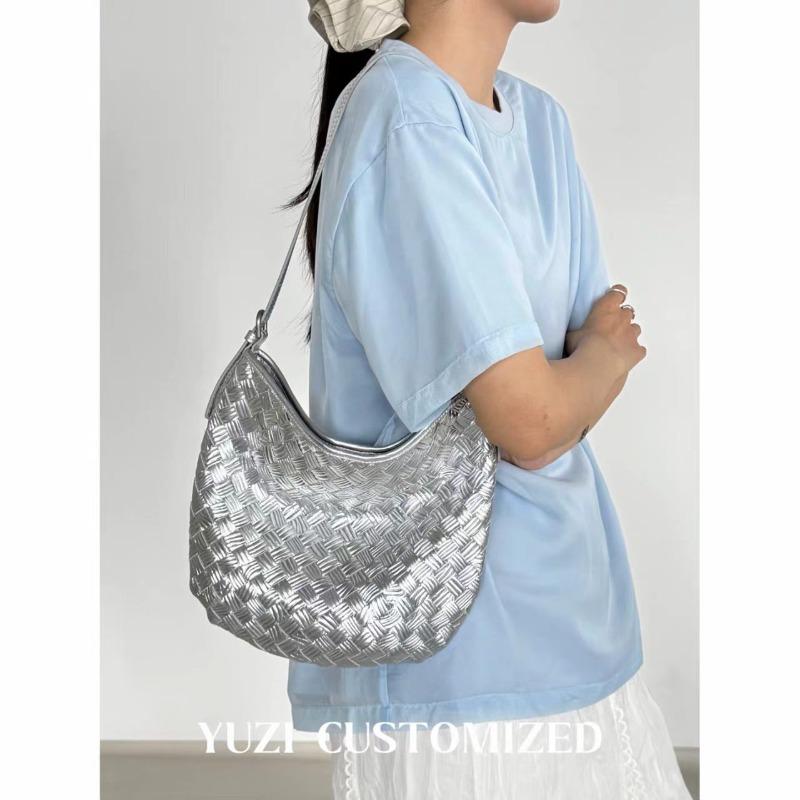 The daughter of a thousand spring new leather woven vest bag lazy advanced feeling armpit tote can be crossed срібний
The daughter of a thousand spring new leather woven vest bag lazy advanced feeling armpit tote can be crossed срібний
