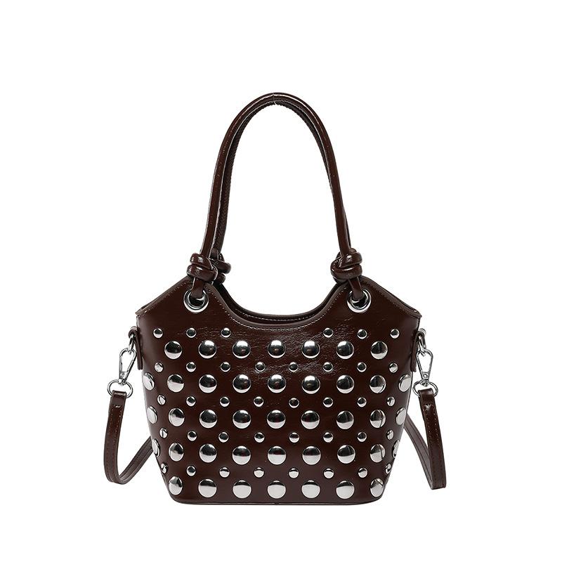 Fashion women s bag 2025 new European and American personalized rivet shoulder bag summer trend versatile portable bucket bag
Fashion women s bag 2025 new European and American personalized rivet shoulder bag summer trend versatile portable bucket bag