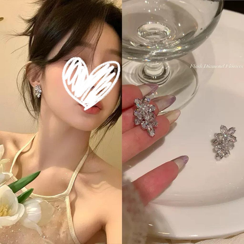 Light luxury crystal flower earrings silver needle temperament versatile small fresh fashionable cute sparkling flower slightly inlaid
Light luxury crystal flower earrings silver needle temperament versatile small fresh fashionable cute sparkling flower slightly inlaid
