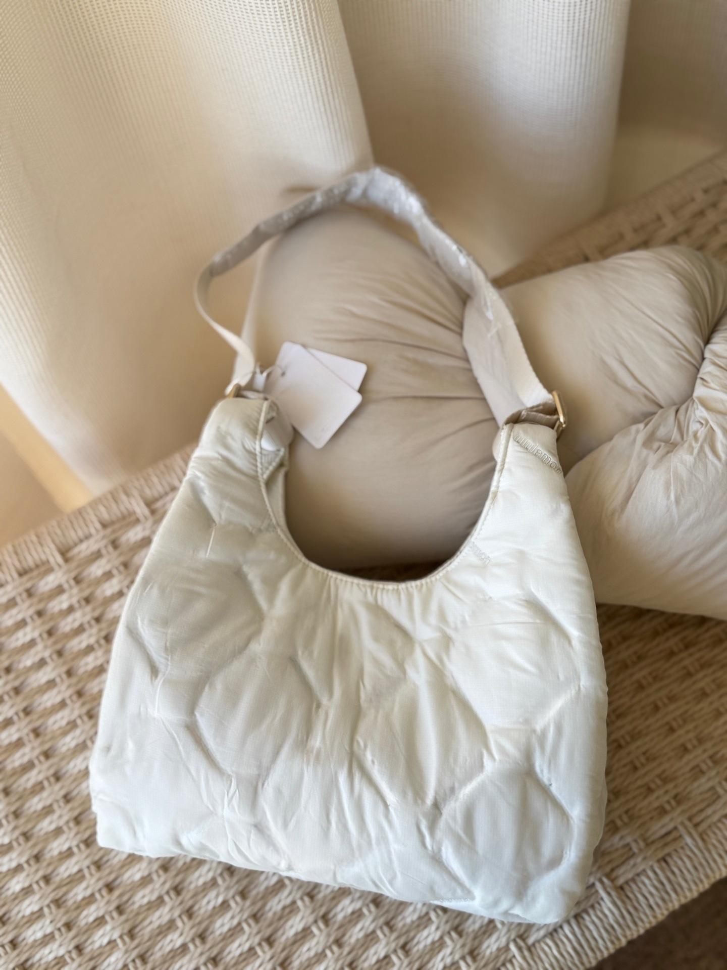 Simple Quilted Cloud Bag Soft And Lazy Tote Messenger Bag Single Shoulder Small Batch 36*8.5*29 белый
Simple Quilted Cloud Bag Soft And Lazy Tote Messenger Bag Single Shoulder Small Batch 36*8.5*29 белый