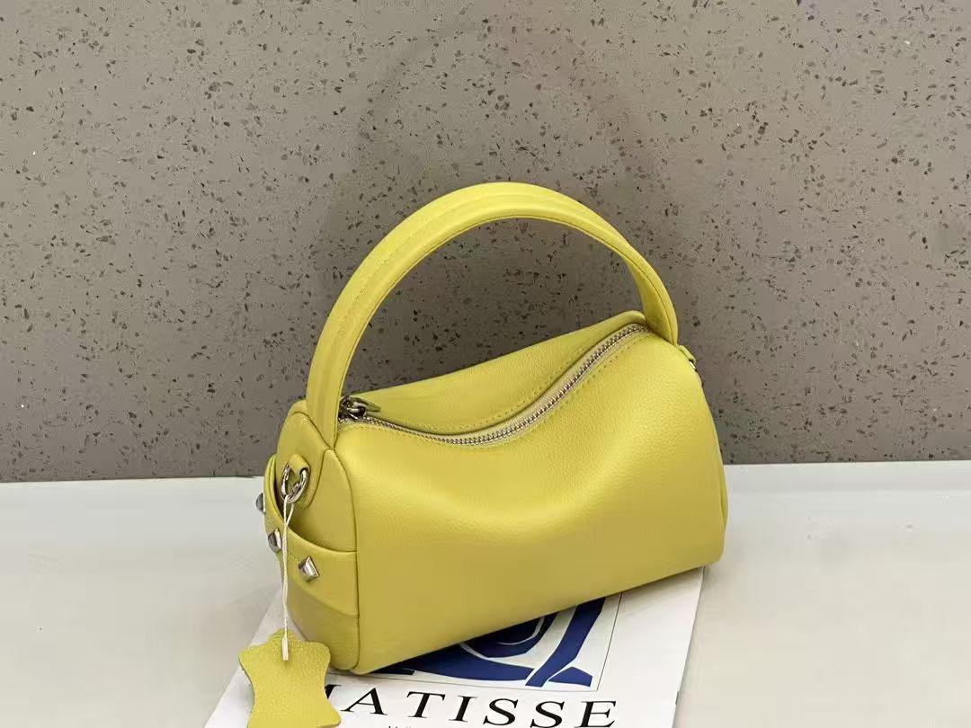 Genuine Leather Women s Single Shoulder Crossbody Pillow Bag (2025 Bowling Style) 20cm Length x 9cm Width x 12cm Height
Genuine Leather Women s Single Shoulder Crossbody Pillow Bag (2025 Bowling Style) 20cm Length x 9cm Width x 12cm Height