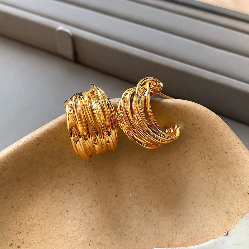 Sterling silver retro premium sense hollow metal heavy industry winding C-ring earrings niche fashionable earrings women
Sterling silver retro premium sense hollow metal heavy industry winding C-ring earrings niche fashionable earrings women