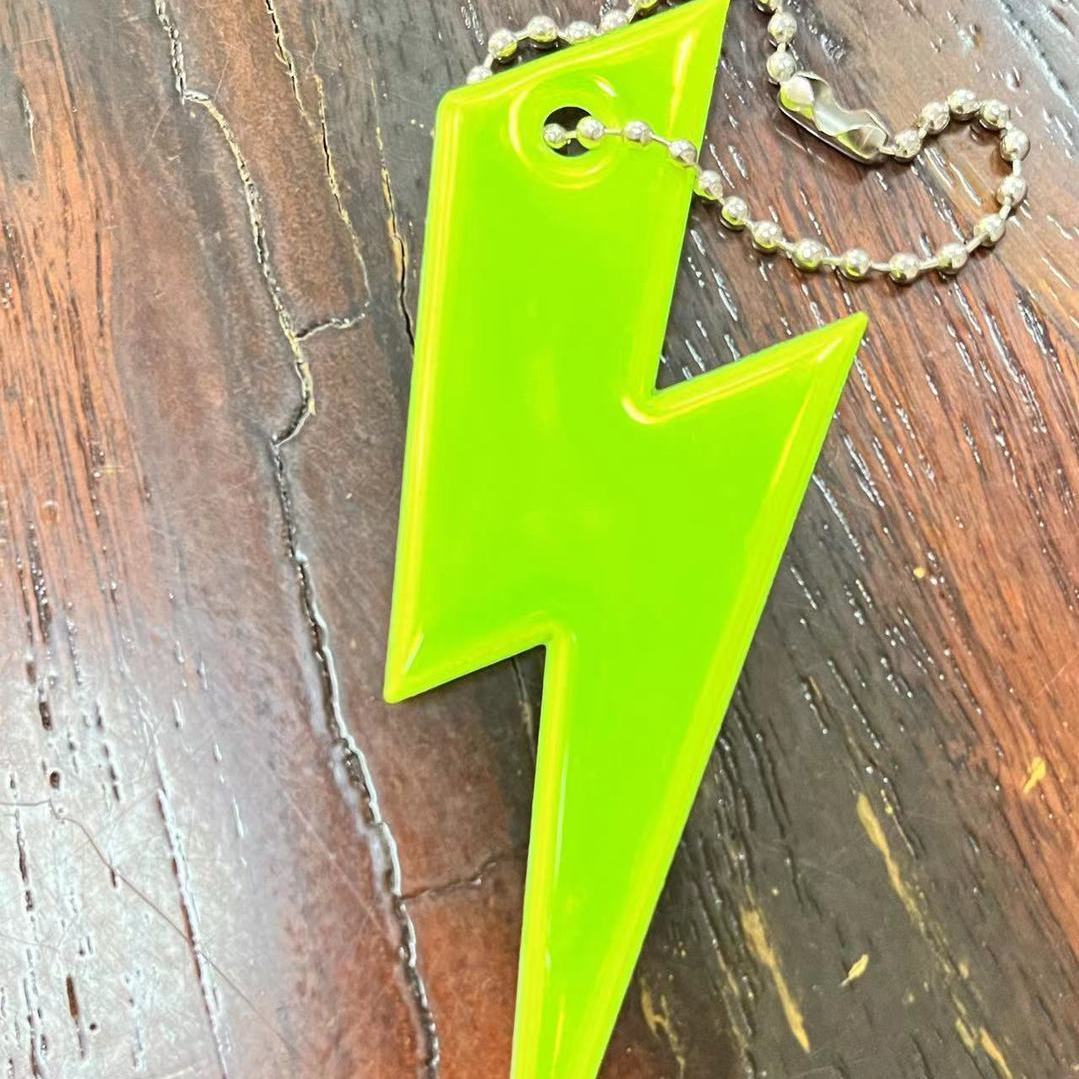 Светоотражающая подвеска из ПВХ для ночных прогулок на открытом воздухе, пешего туризма, езды на велосипеде, безопасная графика с молнией, крутая светоотражающая подвеска для сумки 1pc
Светоотражающая подвеска из ПВХ для ночных прогулок на открытом воздухе, пешего туризма, езды на велосипеде, безопасная графика с молнией, крутая светоотражающая подвеска для сумки 1pc