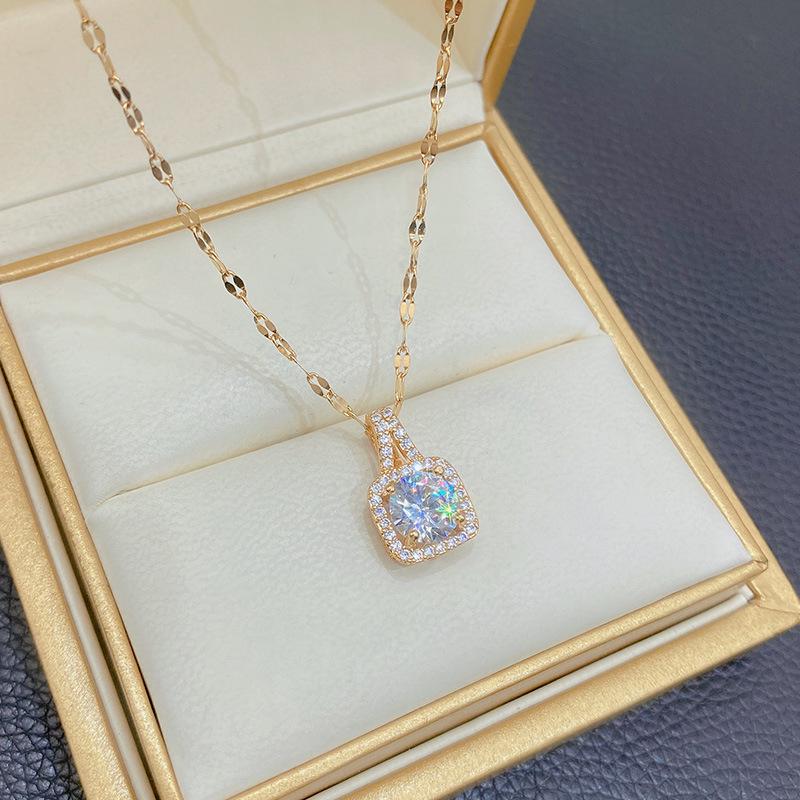 Exquisite Women s Micro-Paved Square Necklace - Shiny Korean Style Clavicle Chain золотой
Exquisite Women s Micro-Paved Square Necklace - Shiny Korean Style Clavicle Chain золотой