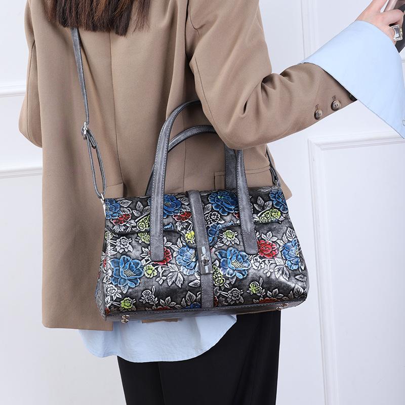 Medium Mother Large-Capacity Bag Retro Embossed Shoulder Bag Atmospheric Versatile Handbag Retro Style
Medium Mother Large-Capacity Bag Retro Embossed Shoulder Bag Atmospheric Versatile Handbag Retro Style