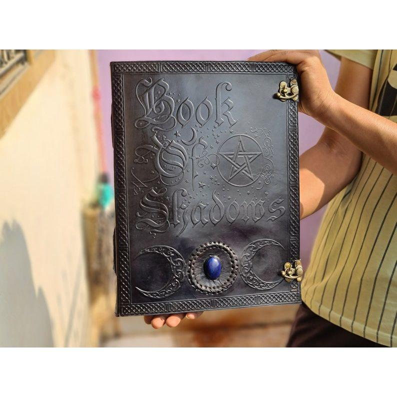 Книга Теней Большой кожаный блокнот Гримуар Кожаный журнал Блокнот для магических заклинаний, Подарок на Хэллоуин для, Блокнот для женщины и мужчины 13 x 10 in
Книга Теней Большой кожаный блокнот Гримуар Кожаный журнал Блокнот для магических заклинаний, Подарок на Хэллоуин для, Блокнот для женщины и мужчины 13 x 10 in