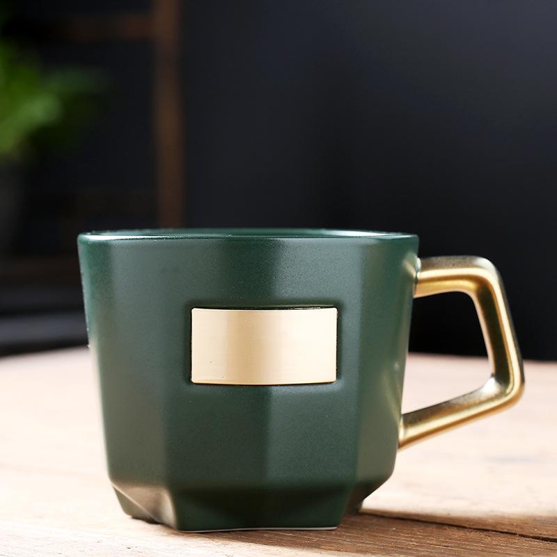 Нова чашка Starbucks Класична червона керамічна чашка Подарунок на День святого Валентина Ретро чашка для молока та кави 301-400ml темно-зелений колір
Нова чашка Starbucks Класична червона керамічна чашка Подарунок на День святого Валентина Ретро чашка для молока та кави 301-400ml темно-зелений колір