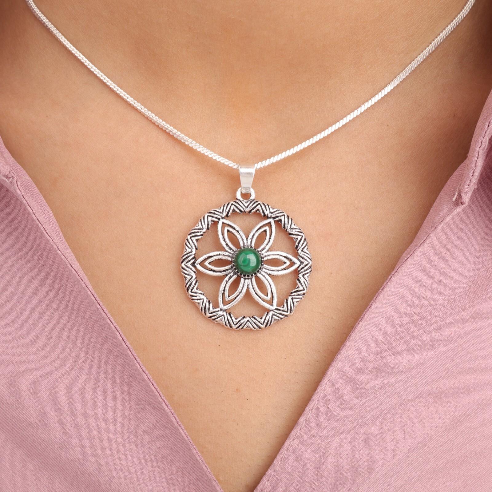 Natural Malachite Gemstone 925 Sterling Silver Jewelry Handcrafted Pendant1.48 CP-29-30
Natural Malachite Gemstone 925 Sterling Silver Jewelry Handcrafted Pendant1.48 CP-29-30